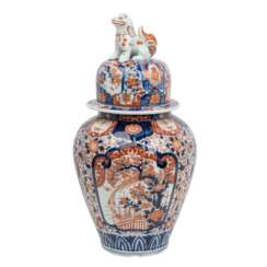 Imari lidded vase made of porcelain. JAPAN, Meiji period (1868-1912).