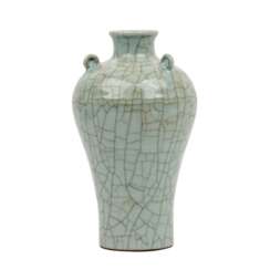 Vase made of porcelain with 'Ge' glaze. CHINA, around 1900,