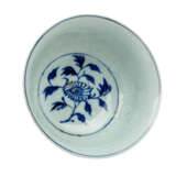 Blue and white bowl with foot. CHINA, 19th century, - Foto 5