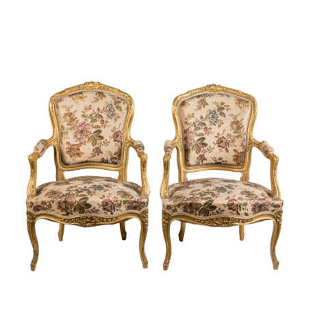 PAIR OF LOUIS XV STYLE FAUTEUILS - фото 2