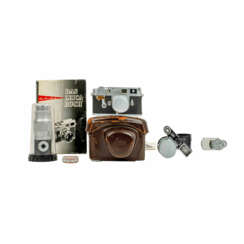 CAMERA LEICA M3 WITH THREE LENSES, ACCESSORIES AND THE LEICA BOOK (Theo Kisselbach),