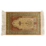 Oriental rug made of silk. HEREKE, 100x68 cm. - фото 1