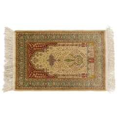 Oriental rug made of silk. HEREKE, 100x68 cm.