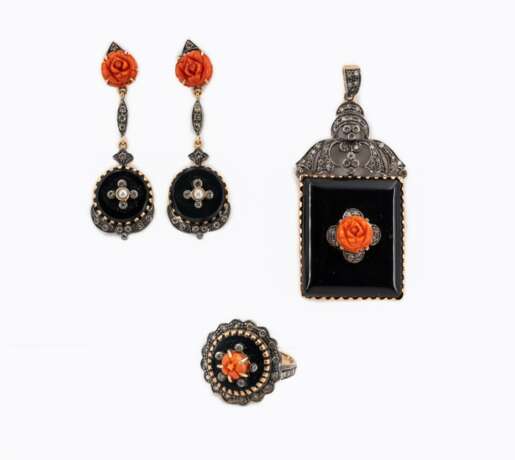 Onyx-coral-diamond set: earrings, ring and pendant - фото 2