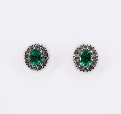 Emerald Diamond Stud Earrings - фото 1
