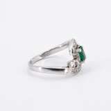 Emerald Diamond Ring - фото 4