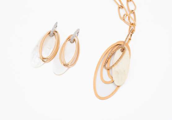 Mother of pearl and diamond set: earrings and necklace - фото 1