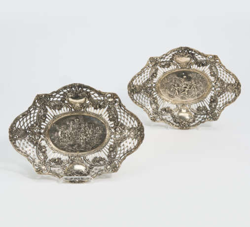 Paar ovale Anbietschalen mit figürlichem Reliefdekor - фото 1
