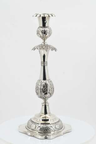 Pair of candlesticks with leaf collar - фото 2