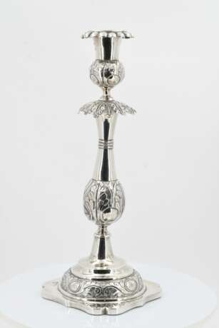 Pair of candlesticks with leaf collar - фото 3