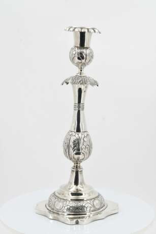 Pair of candlesticks with leaf collar - photo 4
