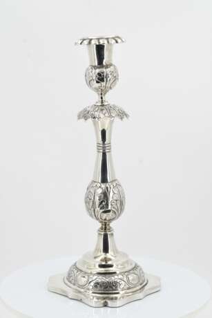 Pair of candlesticks with leaf collar - фото 6