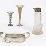 Kleine Jardiniere, Karaffe mit Silbermontierung und 2 kleine Vasen - фото 1