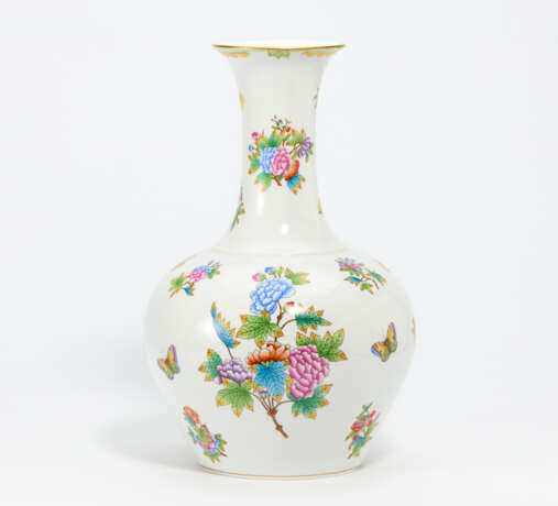 Große Vase mit Blumen- und Schmetterlingsdekor - фото 1