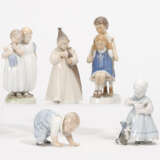 Kleinkind, Knabe als Sandmann und zwei Mädchen mit Puppe - Foto 1