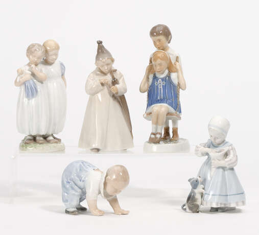 Kleinkind, Knabe als Sandmann und zwei Mädchen mit Puppe - фото 1