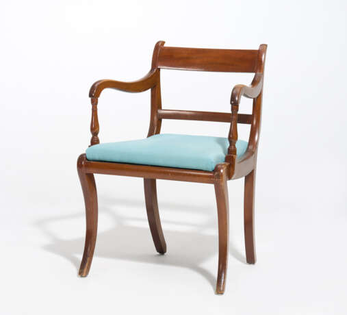 Armlehnstuhl mit gepolsterter Sitzfläche - Foto 1