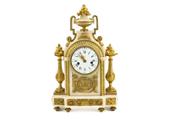Pendulum clock with vase decor - фото 1