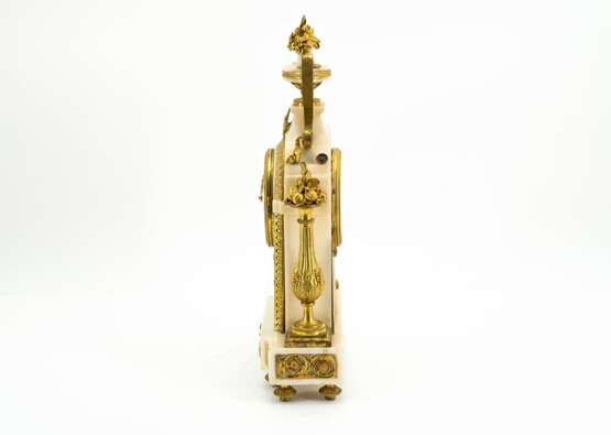 Pendulum clock with vase decor - фото 2