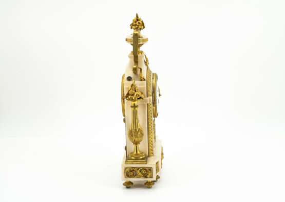 Pendulum clock with vase decor - фото 4