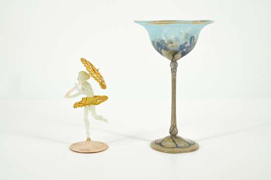 Frauenfigur mit Schirm, Stengelglas, zwei Karaffen - фото 8