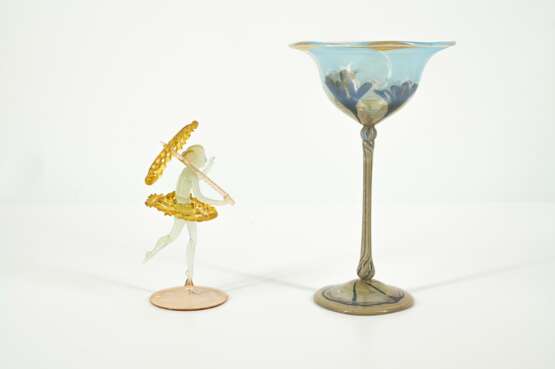 Frauenfigur mit Schirm, Stengelglas, zwei Karaffen - Foto 10