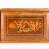 Rechteckiger Kasten mit ornamentalen und floralen Dekoren - photo 6