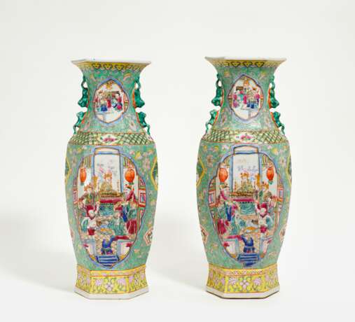 Pair of large hexagonal vases with figurative depiction - Foto 2