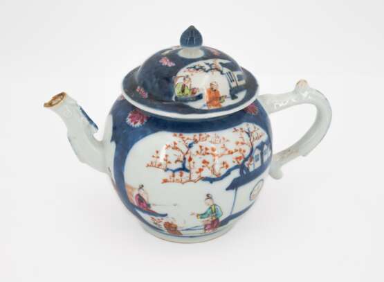 Teapot with figural scenes - фото 1