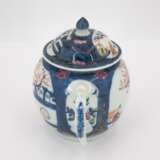 Teapot with figural scenes - фото 2