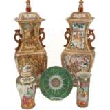 Pair of canton-style baluster vases with figural décor - photo 1