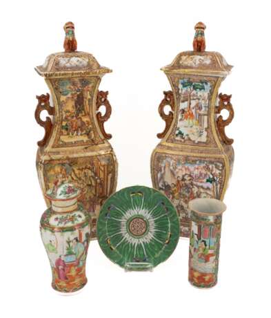 Pair of canton-style baluster vases with figural décor - фото 1