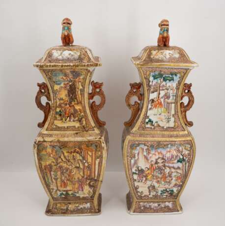Pair of canton-style baluster vases with figural décor - Foto 2