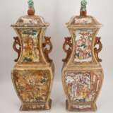 Pair of canton-style baluster vases with figural décor - Foto 4