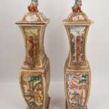 Pair of canton-style baluster vases with figural décor - Foto 5