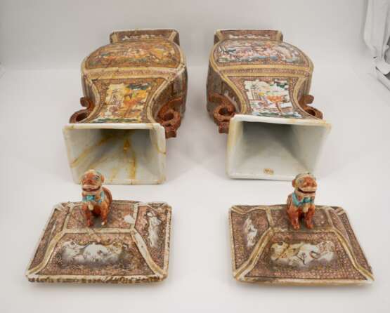 Pair of canton-style baluster vases with figural décor - Foto 6