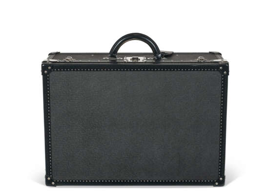 A SET OF FOUR BLACK TAIGA LEATHER HARDSIDED ALZER 60, 65 & 80 SUITCASES - фото 2