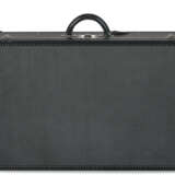 A SET OF FOUR BLACK TAIGA LEATHER HARDSIDED ALZER 60, 65 & 80 SUITCASES - Foto 6