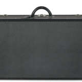 A SET OF FOUR BLACK TAIGA LEATHER HARDSIDED ALZER 60, 65 & 80 SUITCASES - Foto 7