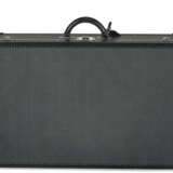 A SET OF FOUR BLACK TAIGA LEATHER HARDSIDED ALZER 60, 65 & 80 SUITCASES - Foto 9