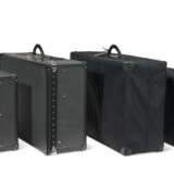 A SET OF FOUR BLACK TAIGA LEATHER HARDSIDED ALZER 60, 65 & 80 SUITCASES - Foto 12