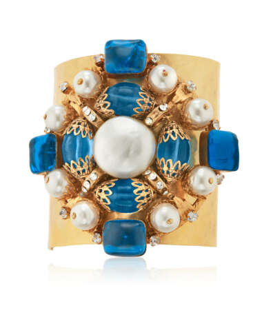 CHANEL PAIR OF GRIPOIX GLASS AND GILT METAL CUFF BRACELETS - Foto 2
