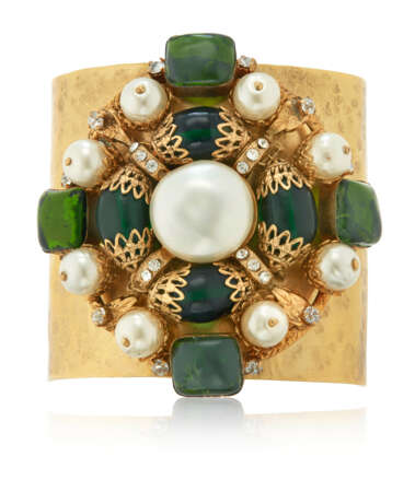 CHANEL PAIR OF GRIPOIX GLASS AND GILT METAL CUFF BRACELETS - Foto 6