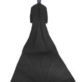 A BLACK SILK FAILLE FULL-LENGTH COURT COAT - Foto 2