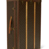 A PERSONALIZED BROWN MONOGRAM CANVAS HARDSIDED VERTICAL WARDROBE TRUNK - Foto 2