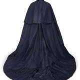 A NAVY SILK FAILLE TIERED CAPE - Foto 2