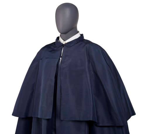 A NAVY SILK FAILLE TIERED CAPE - Foto 3