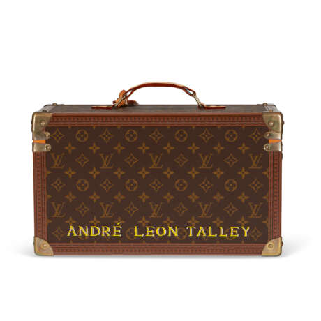SET OF TWO: A PERSONALIZED BROWN MONOGRAM CANVAS HARDSIDED TRAIN CASE & A BROWN MONOGRAM CANVAS HARDSIDED TRAIN CASE - Foto 1