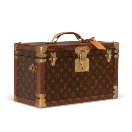 SET OF TWO: A PERSONALIZED BROWN MONOGRAM CANVAS HARDSIDED TRAIN CASE & A BROWN MONOGRAM CANVAS HARDSIDED TRAIN CASE - Foto 3