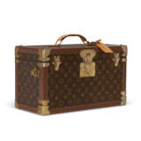 SET OF TWO: A PERSONALIZED BROWN MONOGRAM CANVAS HARDSIDED TRAIN CASE & A BROWN MONOGRAM CANVAS HARDSIDED TRAIN CASE - Foto 3